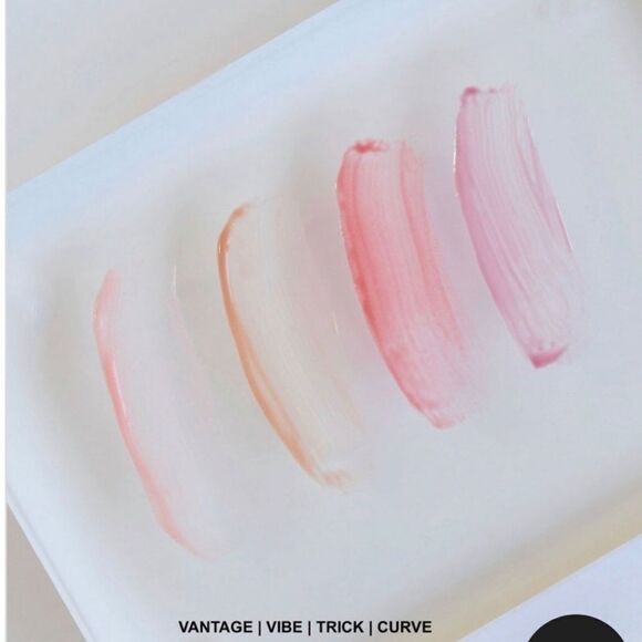 $7βπβ LARITZY Lip Gloss In Shade CURVE Nude Pink FULL SZβNEW - Picture 6 of 6